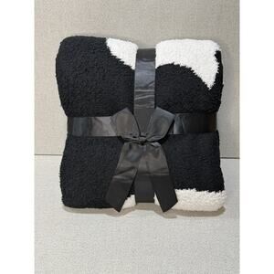 Cupcakes & Cashmere Black Ghost Feather Knit Blanket Plush Throw Halloween NEW